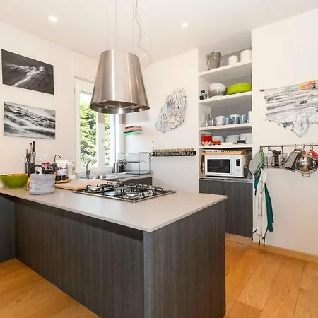 Guesthost - Charming With Parking! Daire