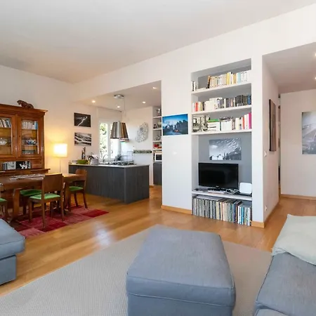 Guesthost - Charming With Parking!