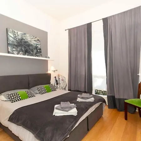 Guesthost - Charming With Parking!