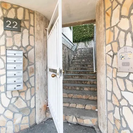 Guesthost - Charming With Parking!