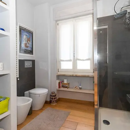 Guesthost - Charming With Parking!