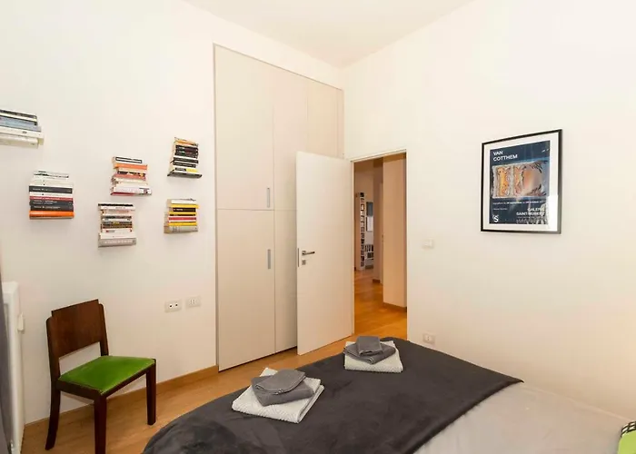 Guesthost - Charming With Parking!