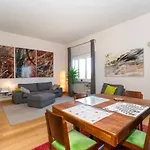 شقة Guesthost - Charming With Parking! *