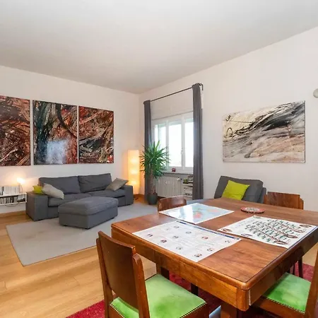 Apartment Charming With Parking! *