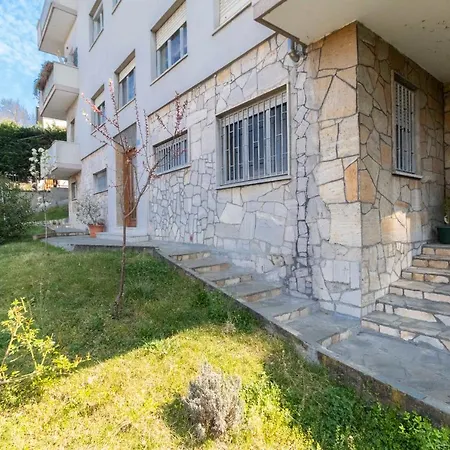 Apartment Charming With Parking! *