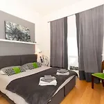 Guesthost - Charming With Parking!