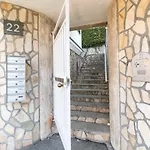 Guesthost - Charming With Parking!