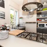Guesthost - Charming With Parking! Apartman *