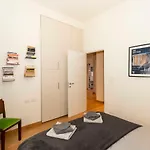 Guesthost - Charming With Parking!