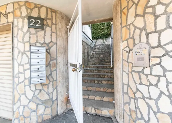 Guesthost - Charming With Parking!