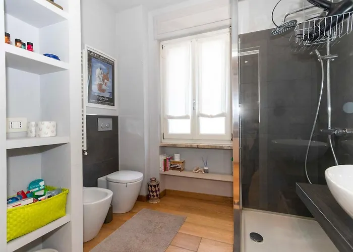 Guesthost - Charming With Parking!